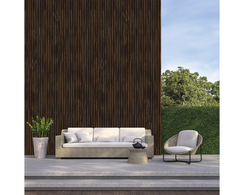 Světlá pohovka a křeslo na terase s dřevěnou lamelovou stěnou