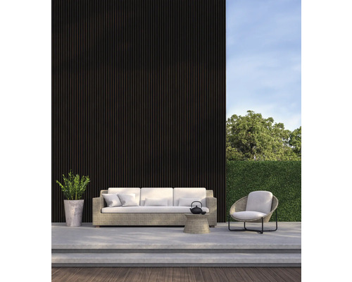 Venkovní prostor se zahradním nábytkem, jako je pohovka, křeslo a odkládací stolek na terase