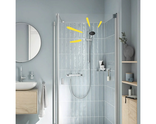 Koupelna se sprchou, umyvadlem a zrcadlem