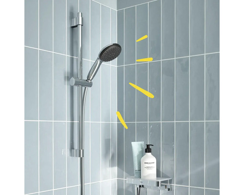 Sprchová souprava v koupelně se sprchovým gelem a šamponem