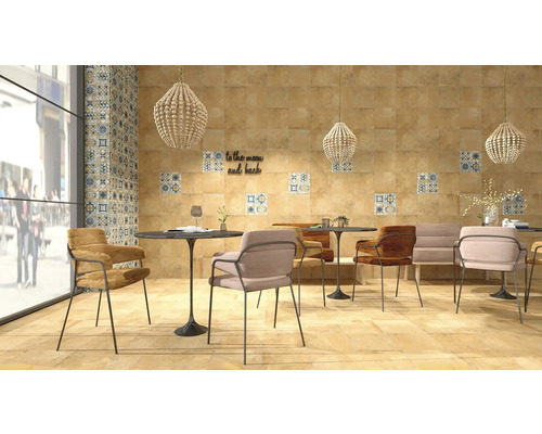 Jídelna se židlemi, stoly, lampami a obkladačkami různých designů