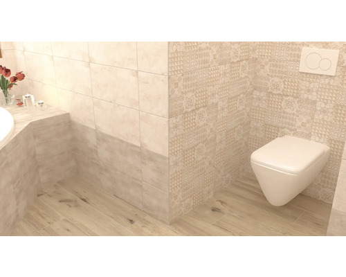 Světlá koupelna s obklady se vzhledem dřeva a závěsným WC.