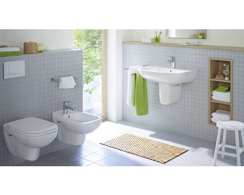 Koupelna s toaletou, bidetem, umyvadlem a úložným regálem