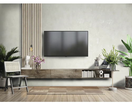 Obývací pokoj s televizí, nízkou skříňkou, židlí a dekorací pro stylový interiér.