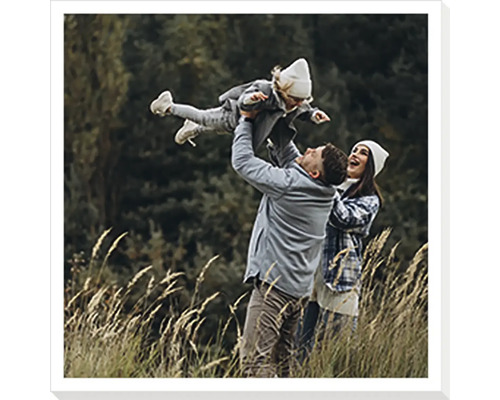 Rodina s dítětem na louce