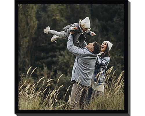 Dekorativní plátno s motivem rodiny, zobrazuje otce, který vyhazuje dceru do vzduchu, zatímco se matka usmívá.