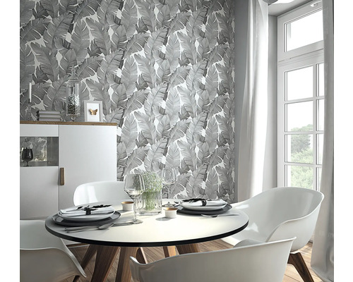 Jídelna s jídelním stolem a tapetou s listy