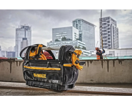 Brašna na nářadí DeWALT s panoramatem města v pozadí