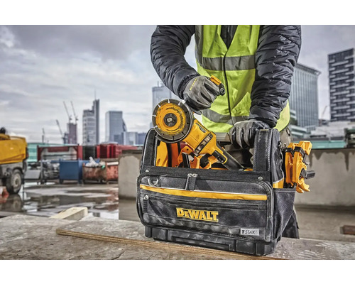 Brašna na nářadí DeWalt s rozbrušovací pilou a osoba s rukavicemi a bezpečnostní vestou