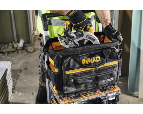 Brašna na nářadí DeWalt s kotoučovou pilou na vozíku na nářadí