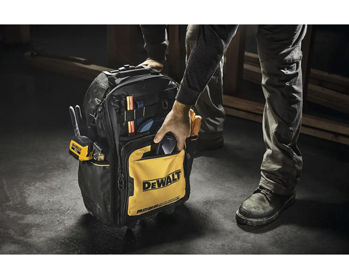 Batoh na nářadí DeWalt s osobou vkládající nářadí