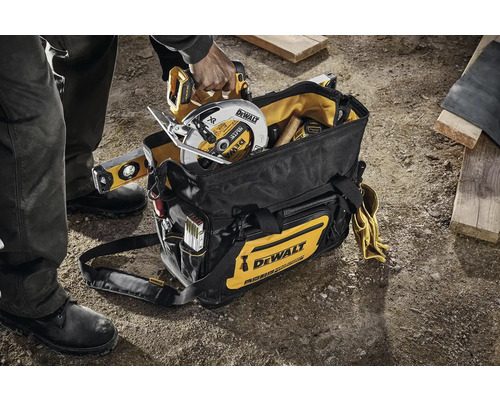 Brašna na nářadí s nářadím, jako je kotoučová pila a vodováha