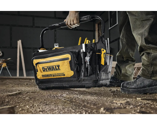 Brašna na nářadí DeWalt s nářadím, kterou nese osoba