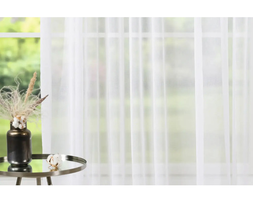 Bílá, průhledná záclona před oknem s denním světlem