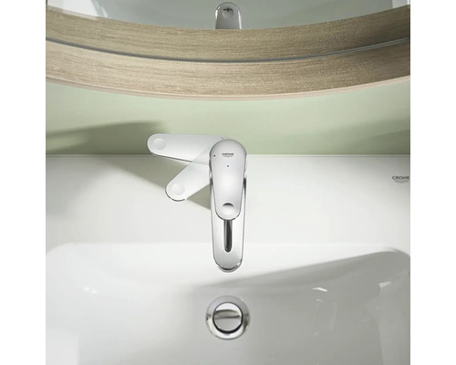 Logo Grohe na umyvadle s baterií