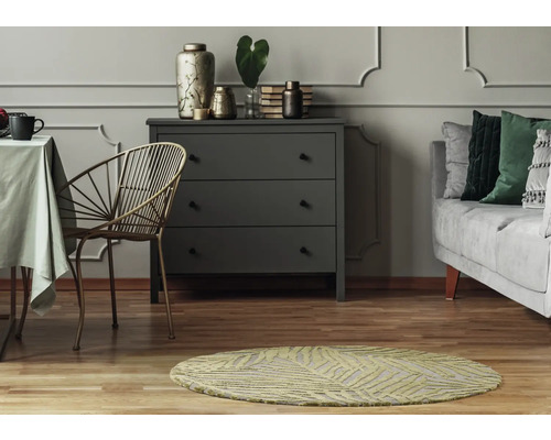 Interiérová scéna s komodou, stolem, židlí, pohovkou a kulatým kobercem