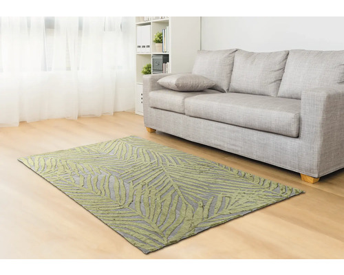 Obývací pokoj s pohovkou a vzorovaným kobercem