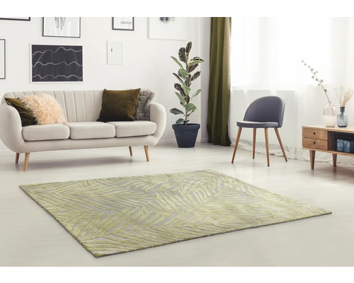 Obývací pokoj se vzorovaným kobercem, pohovkou, židlí a pokojovou rostlinou