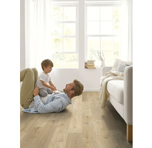 Světlá obývací místnost s laminátovou podlahou, otec a dítě si hrají