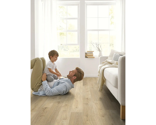 Světlá obývací místnost s laminátovou podlahou, otec a dítě si hrají