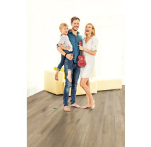 Rodina s dítětem a ukulele na laminátové podlaze v světlém obývacím pokoji