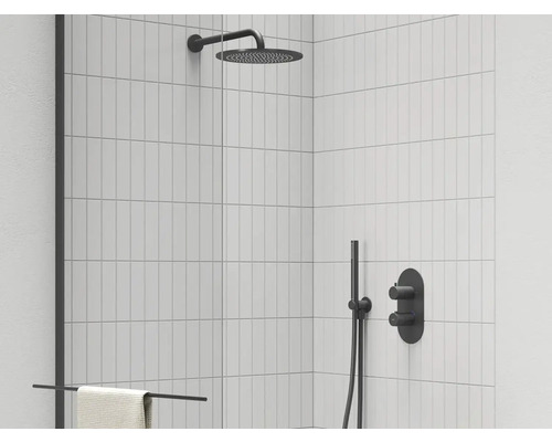 Moderní sprcha s dešťovou sprchovou hlavicí, ruční sprchou a armaturou v koupelně s bílými obklady