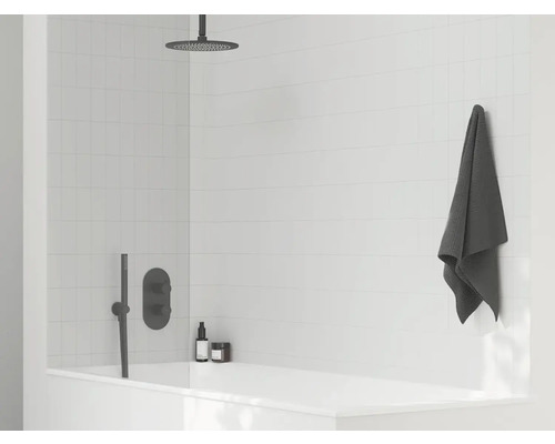 Světlá koupelna s vanou, sprchovou hlavicí a ručníkem