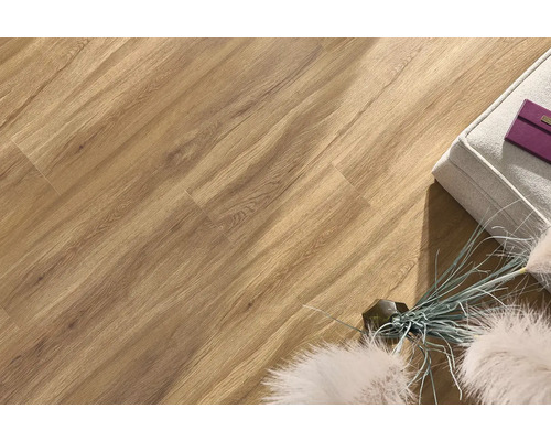 Detail laminátové podlahy s dřevěným vzhledem, lavice a dekorace