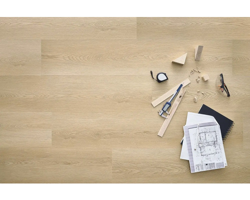 Světlá dřevěná podlaha s nářadím, plány budov a kusy dřeva