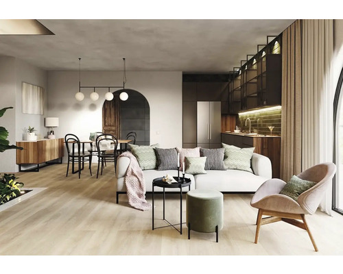 Světlý obývací pokoj s pohovkou, stolem a židlemi v moderním designu