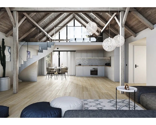 Světlý obývací pokoj s dřevěným trámovým stropem, točitým schodištěm, kuchyní a jídelním koutem