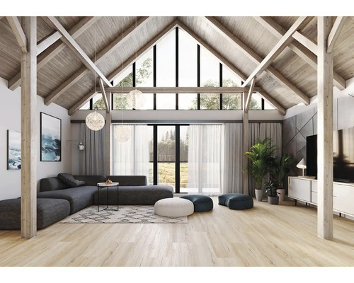 Světlý obývací pokoj s dřevěným stropem, šedou pohovkou, kobercem a velkými okny