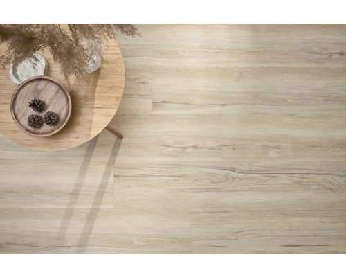 Scéna s dřevěnou podlahou a příručním stolkem