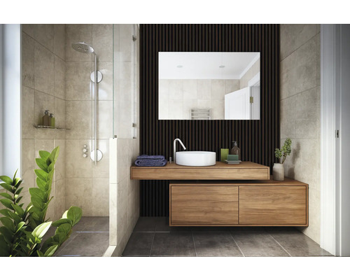 Koupelna se sprchou, umyvadlem a zrcadlem pro světlé a organizované prostředí