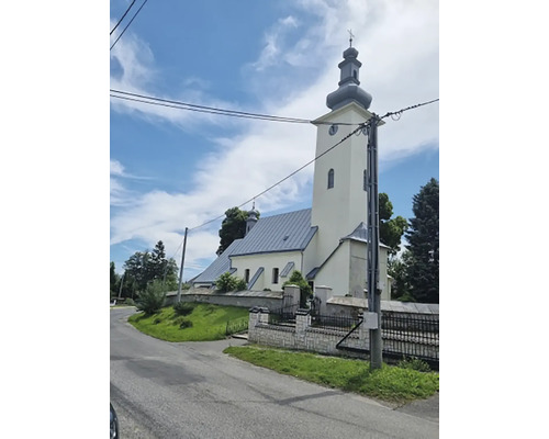 Vnější pohled na kostel s věží a okolní krajinou