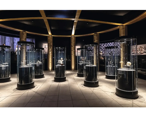 Interiér muzea s exponáty ve vitrínách