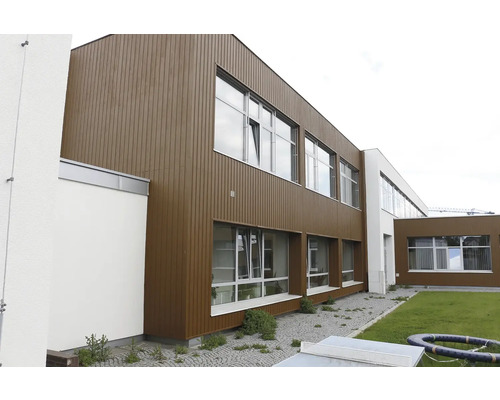 Vnější pohled na budovu s dřevěnou fasádou a okny