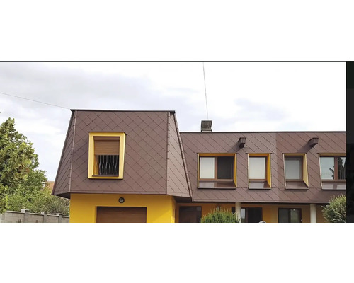 Fasáda domu s hnědou střechou a žlutými okenními rámy