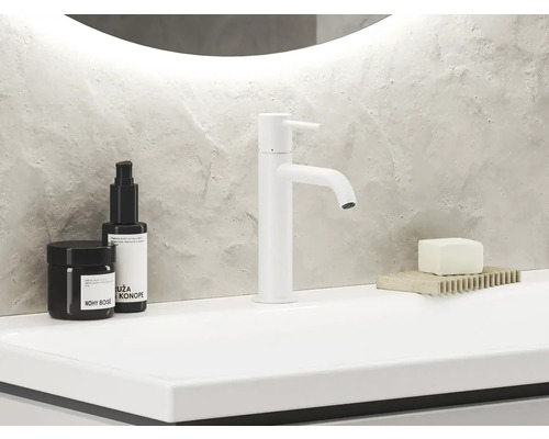 Moderní koupelnové umyvadlo s baterií a kosmetickými produkty