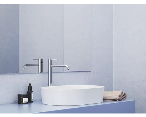 Moderní koupelna s umyvadlem na desku, baterií a zrcadlem