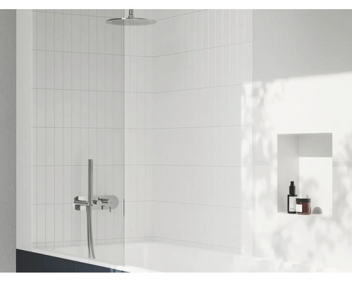 Moderní koupelna s vanou, sprchovou zástěnou a nástěnnou baterií