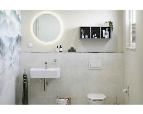 Koupelna s umyvadlem, osvětleným zrcadlem, policí a toaletou.