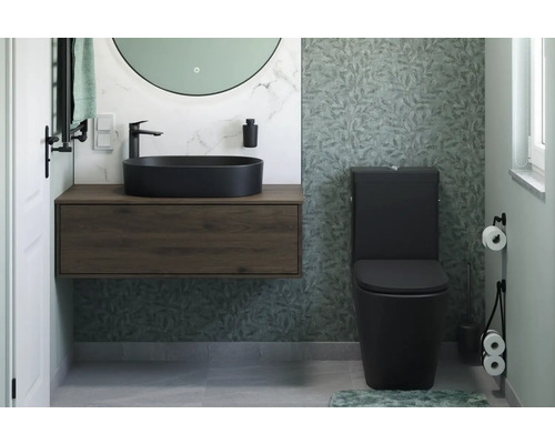 Moderní koupelna s umyvadlem, umyvadlovou mísou a závěsným WC