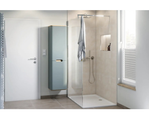 Moderní koupelna se sprchou, umyvadlem a ručníkem