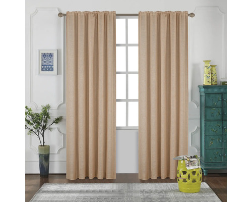 Scéna s béžovými závěsy před oknem, doplněná dekorativními prvky, jako je odkládací stolek, komoda a pokojové rostliny.