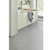 Moderní koupelna s vanou, ručníkem a strukturovanou podlahovou krytinou