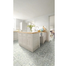 Světlá kuchyně s kuchyňským ostrůvkem a vzorovanou podlahou