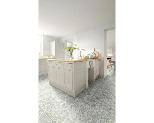 Světlá kuchyně s kuchyňským ostrůvkem a vzorovanou podlahou