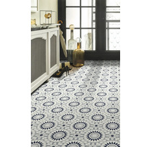 Dekorativní podlahové dlaždice s geometrickým vzorem v koupelně.