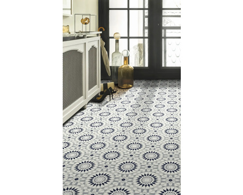 Dekorativní podlahové dlaždice s geometrickým vzorem v koupelně.